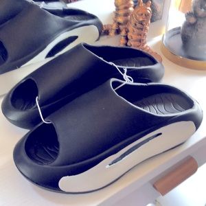 Unknown brand, black and white size 38/39 plastic slides